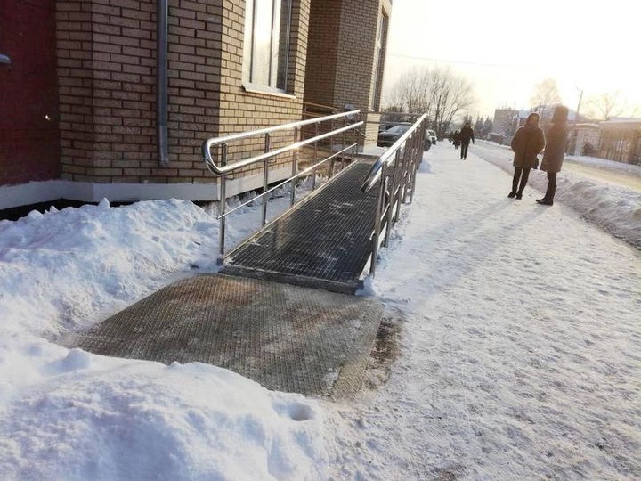 Вход в отделение соцстрахования оборудовали новым пандусом