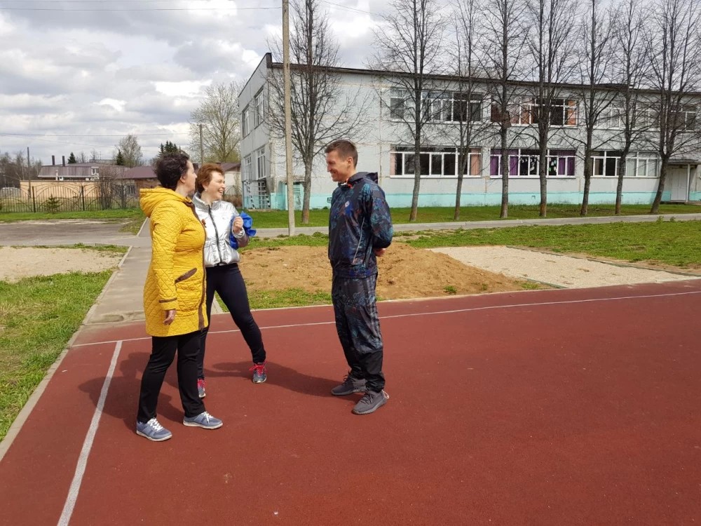 Александр Легков пообещал помочь со спортивной площадкой школе в Мишутино