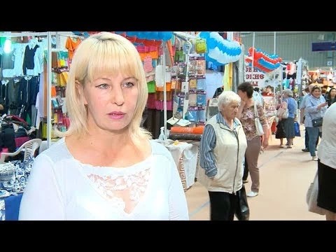 Новые товары и свежие продукты на выставке-продаже на теннисных кортах