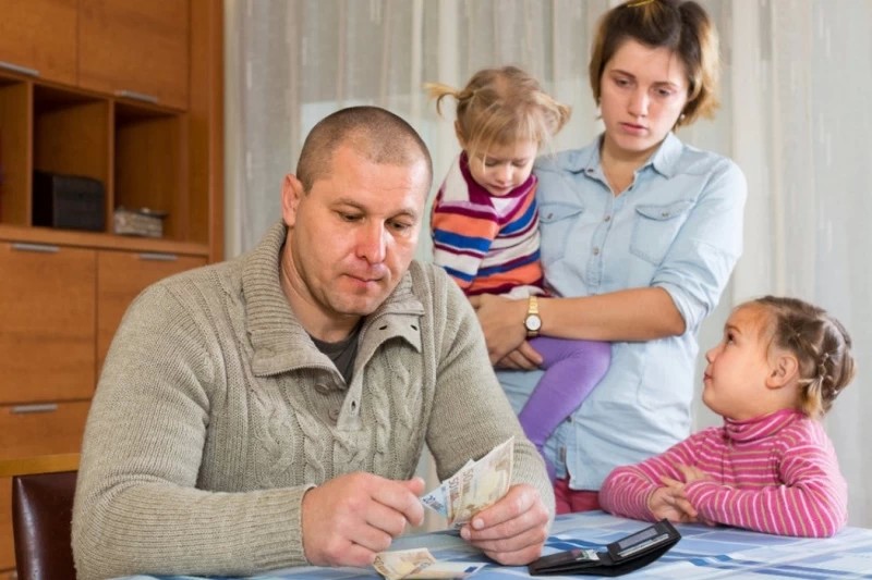 Малоимущие семьи с детьми начнут получать выплату с 1 июня