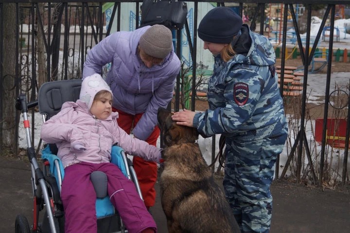 Кинологи познакомили особенных детей со служебными собаками