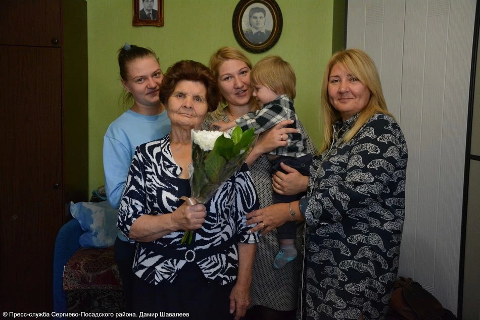 90-летняя жительница Посада принимает поздравления