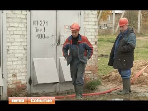 Крупная коммунальная авария произошла в поселке Мостовик. В результате разрыва водопроводной трубы затопило электрическую подстанцию. Поселок остался без воды и света