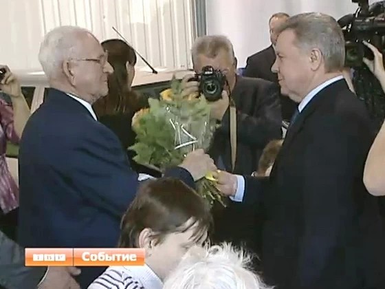 Автомобили находят своих героев. Сегодня в городе Яхрома от губернатора Московской области ключи от "Лады Калины" получили и два ветерана из Сергиево-Посадского района