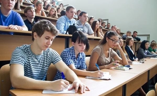 Свыше 2,5 тыс. абитуриентов уже зачислено в Подмосковные вузы