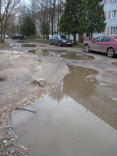 Осторожно, яма недели (внутриквартальные дороги в Конкурсном)