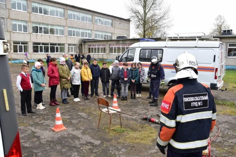 Профессиональные спасатели провели урок ОБЖ в васильевской школе