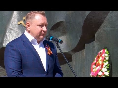 Множество людей пришло к Мемориалу Славы, чтобы возложить венки и цветы