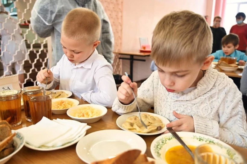 Питание ребёнка под контролем родителей