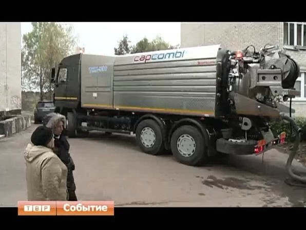 Чудо коммунальной техники. В микрорайоне Ферма удалось решить проблему с засором ливневой канализации