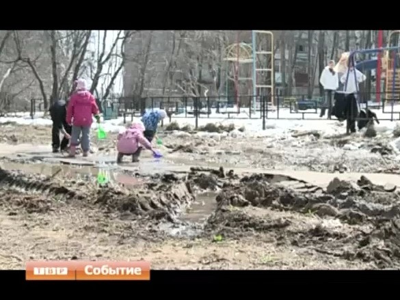 Пилили дерево, сломали тротуар