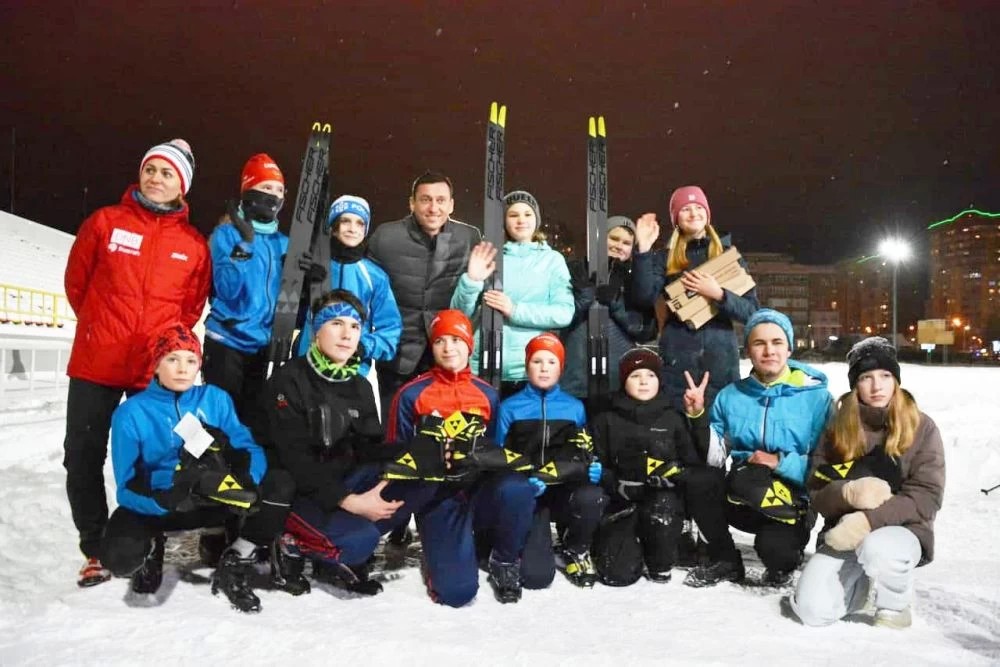 Александр Легков привёз лыжи для детей из спортивной школы «Центр»