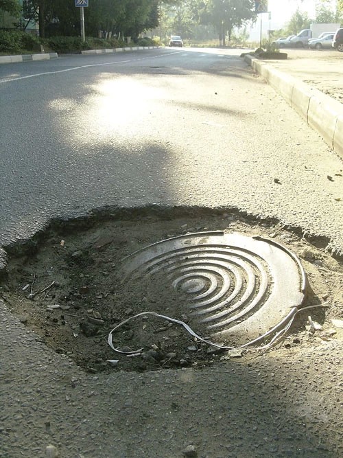 Осторожно, яма недели на бульваре Свободы