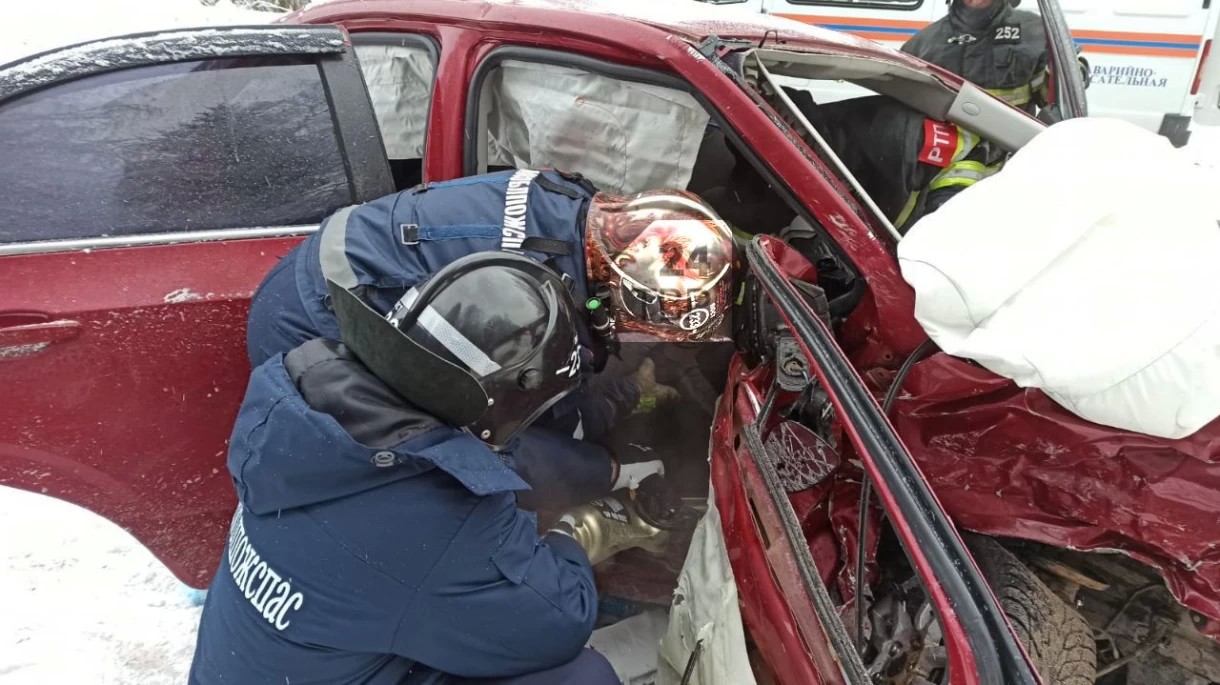 Возле деревни Ченцы произошло лобовое столкновение двух легковых автомобилей