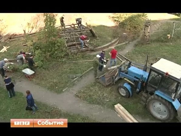 В районе идет месячник по благоустройству. В поселке Ферма состоялся очередной субботник