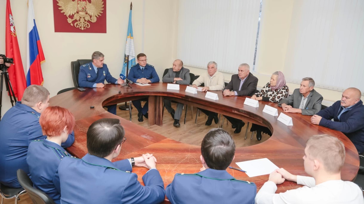 Руководителями и Советом ветеранов городской прокуратуры проведено совместное научно-практическое занятие с молодыми сотрудниками