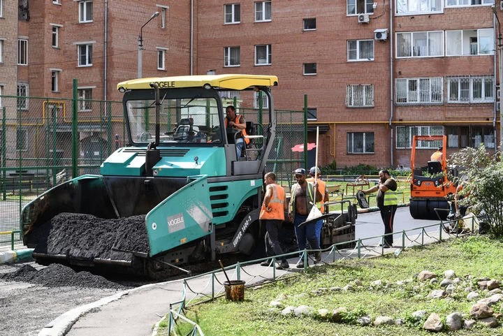 Комплексное благоустройство двора в Зеленом переулке подходит к завершению