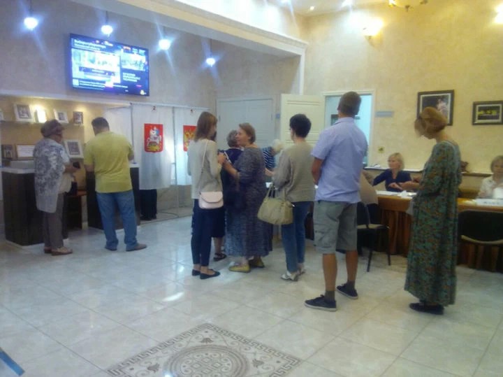 В библиотеке Розанова избирателей встречают пирожками и коврижками