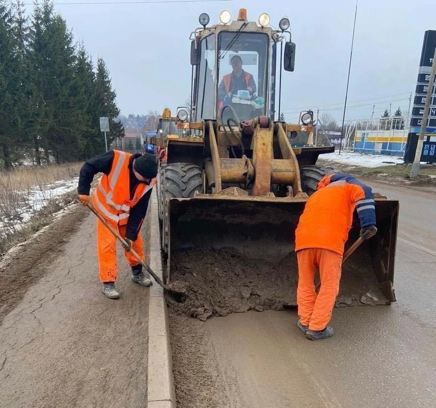 Дорожные службы Подмосковья убирают дороги после зимы