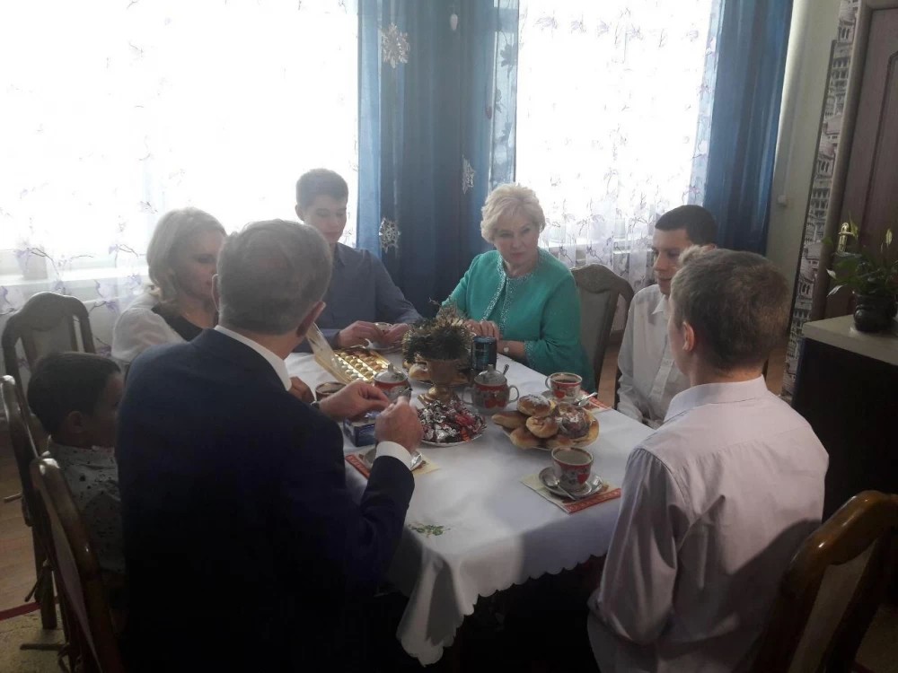 Лидия Антонова поздравила воспитанников приёмных семей и их родителей