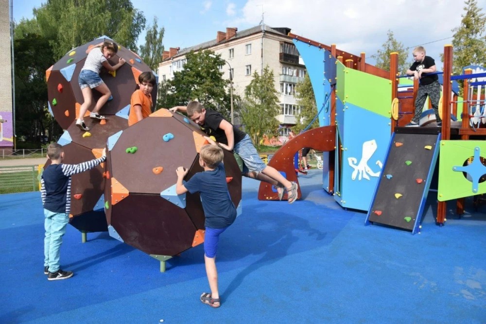Комплексное благоустройство дворов проходит в Хотьково