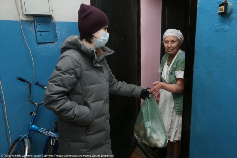 Волонтеры помогают пенсионерам в Сергиевом Посаде