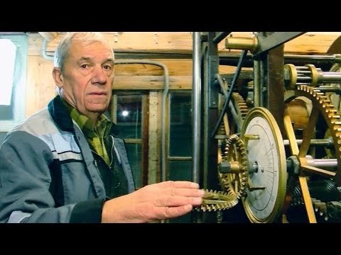 Внутри курантов Лавры