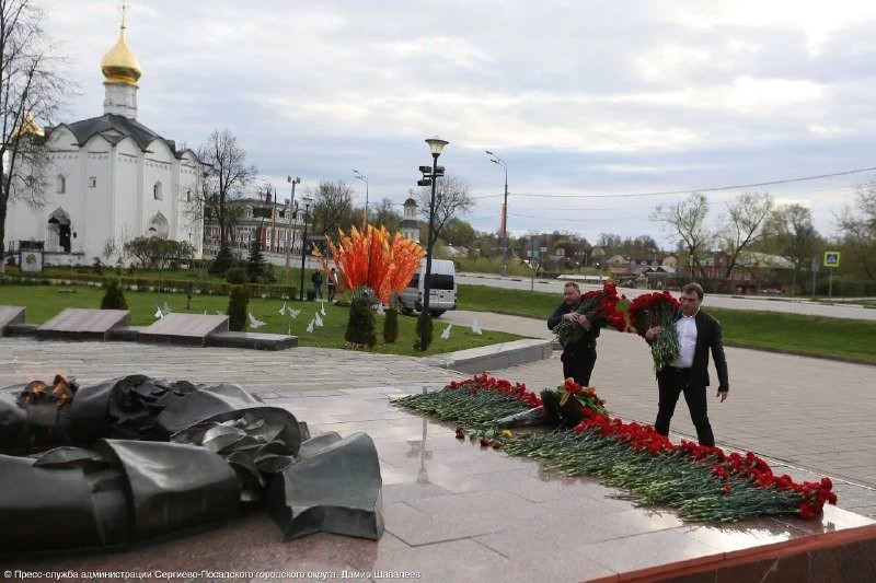Мемориал Славы в Сергиевом Посаде выложили красными гвоздиками