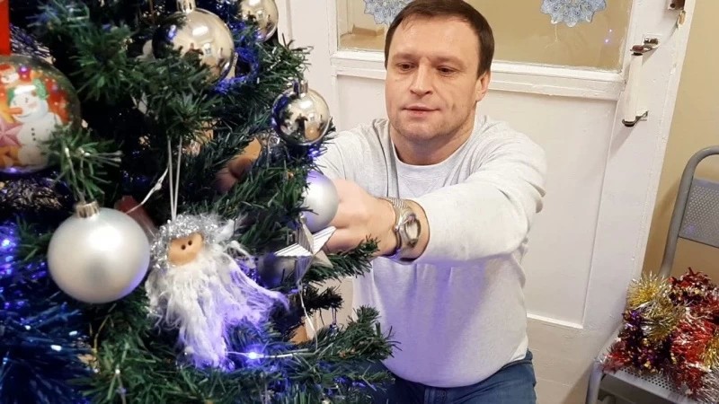 Сергей Пахомов принял участие в новогодней акции по украшению ковид-центров