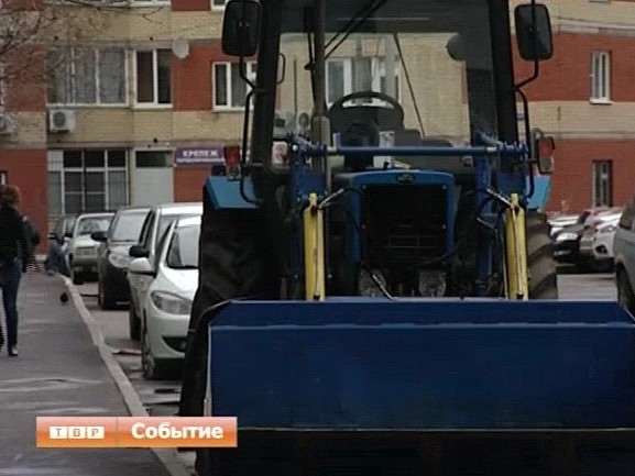 Вандалы не сдаются. Во дворе "Тысячника" испортили знаки, запрещающие остановку автомобилей