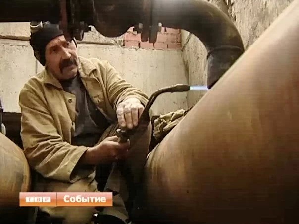 Ремонт теплотрассы задержал пуск горячей воды на Рабочем поселке