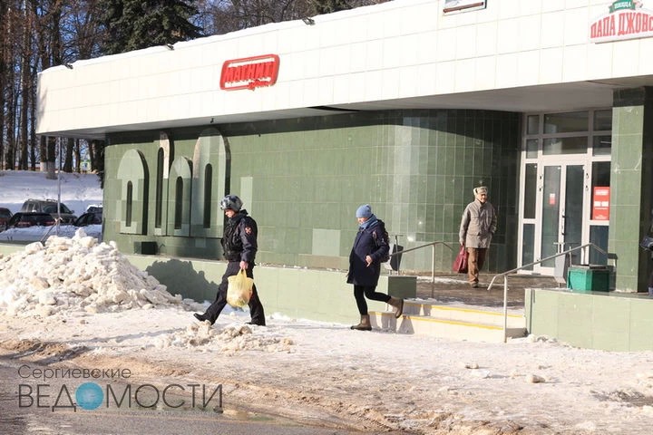 Кадр дня: полицейский помогает женщине в положении покинуть гипермаркет
