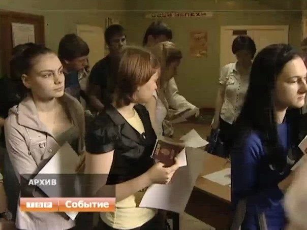 Сегодня российские выпускники сдают первый из трех предметов единого госэкзамена