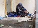 Кто разбудит спящего бомжа?