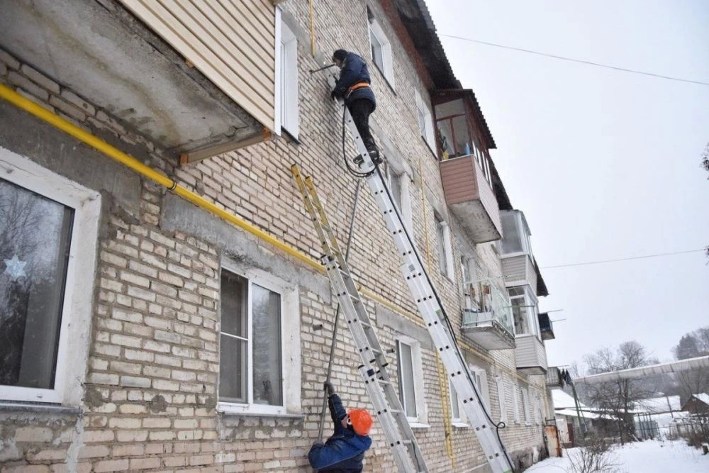 Монтаж фасадных газопроводов проводится в жилых домах п. Заречный