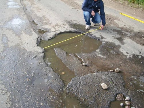 Осторожно, яма недели на ул. 2-й Кирпичный Завод!