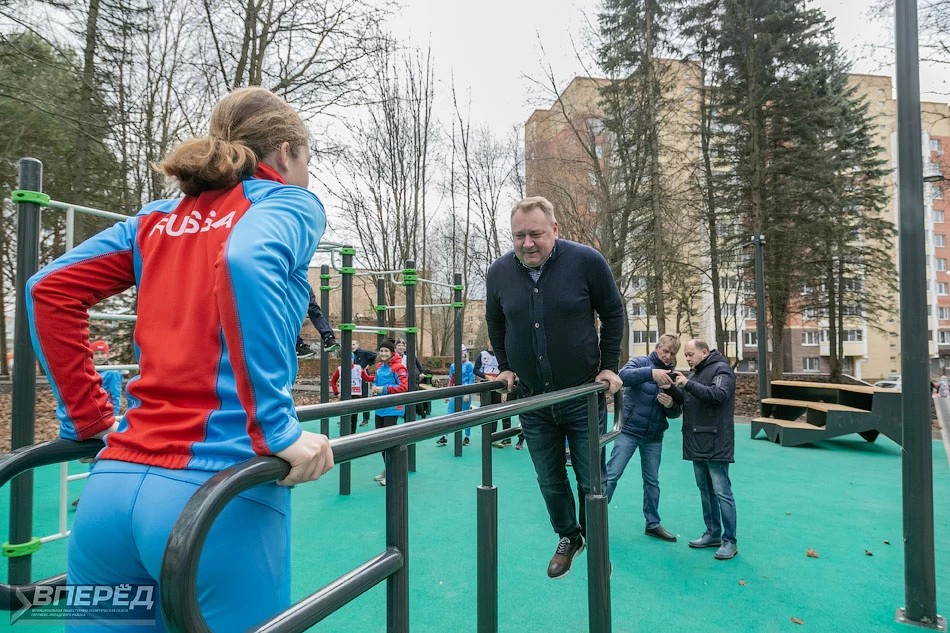 Токарев показал мастер-класс по отжиманию на брусьях
