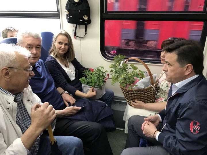 Губернатор Андрей Воробьев угостил мэра Сергея Собянина пирожками по дороге в Сергиев Посад