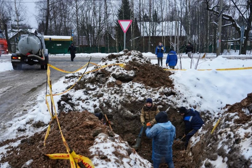 В Семхозе, где произошёл прорыв водопровода, организован подвоз питьевой воды