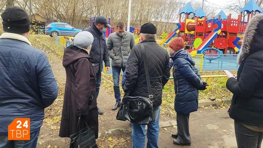 Александр Легков и специалисты администрации провели рабочую встречу с жителями дома на Звёздочке
