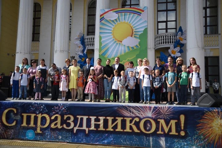 Первоклассники получили подарочные наборы от губернатора