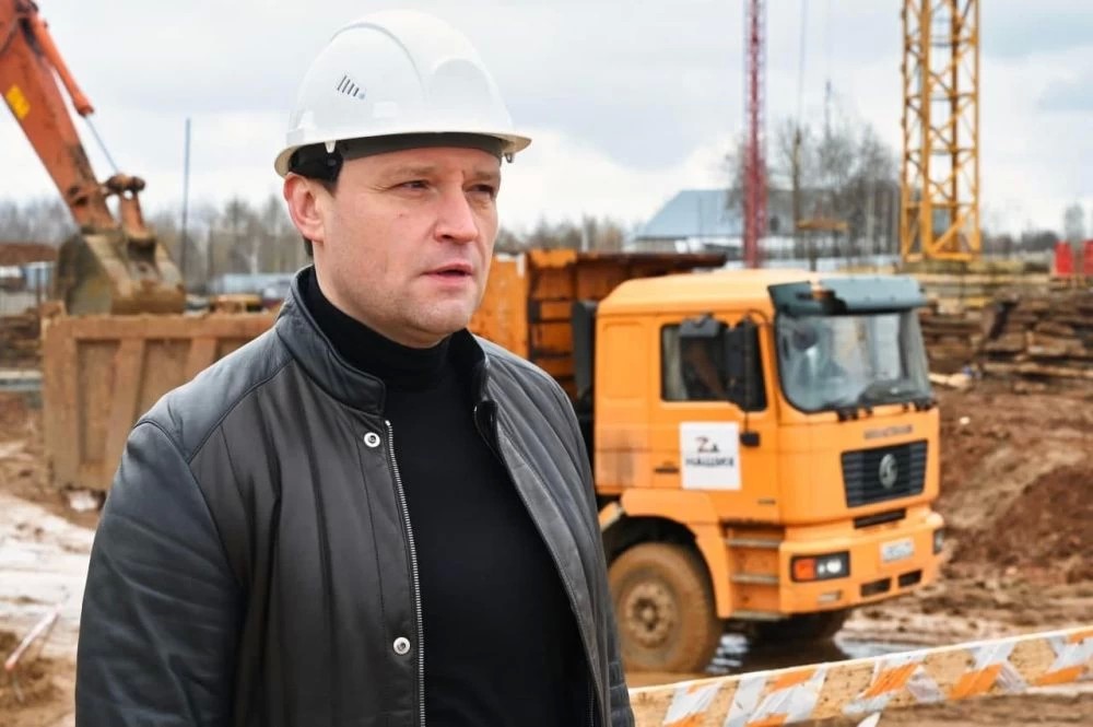 Депутат Госдумы Сергей Пахомов посетил стройки социально важных объектов округа