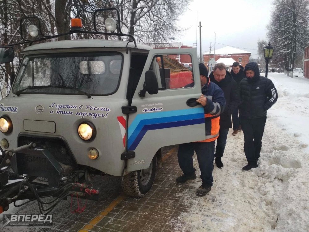 Около 190 снегоуборщиков работают в районе