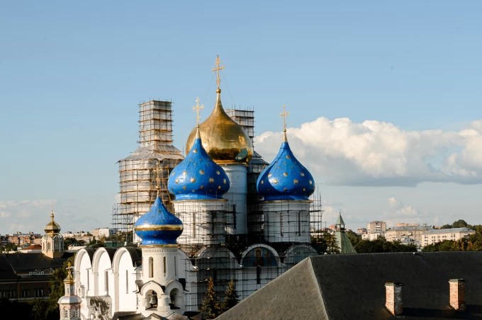 В Троице-Сергиевой Лавре реставрируют купола Успенского собора