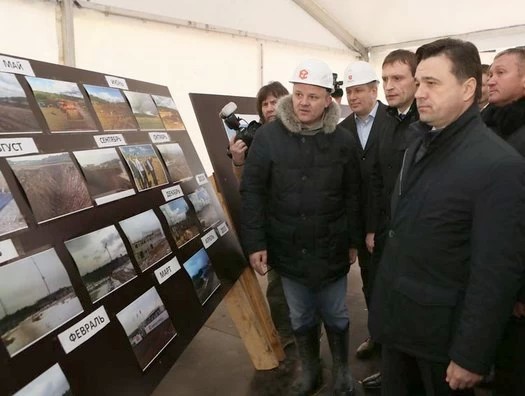 Губернатор посетил стройплощадку роддома и городской парк