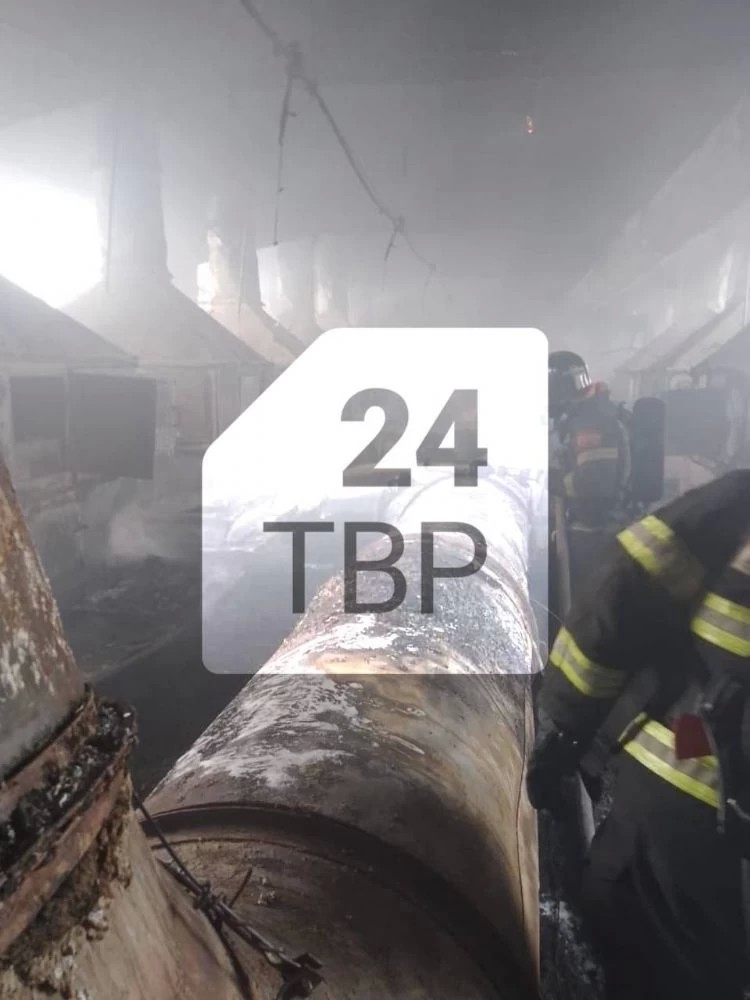 Сообщение о пожаре на территории завода «Электроизолит» поступило в службу спасения в 15:49.