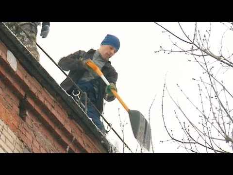 «Мособлэксплуатация» чистит кровли от снега и наледи