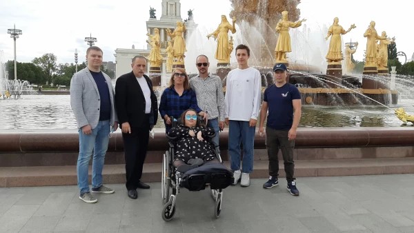 Народный фронт организовал экскурсию на ВДНХ для девушки-инвалида из Сергиева Посада