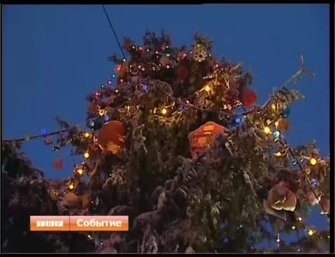 Сегодня вечером на Советской площади зажгли Новогоднюю елку