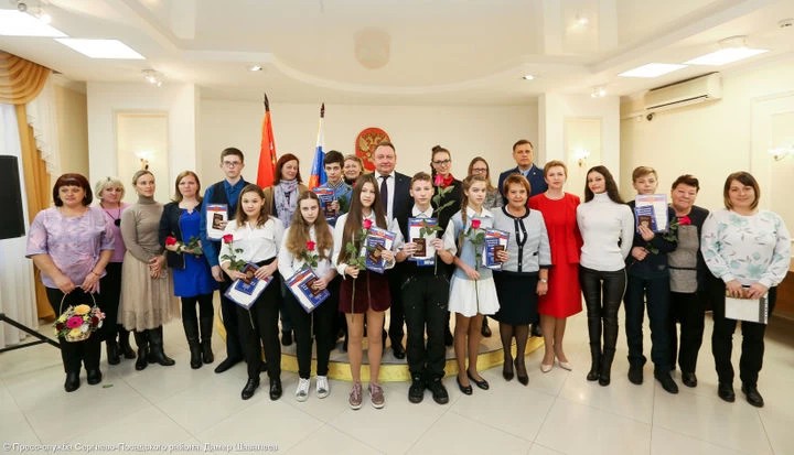 Смотрите, завидуйте, я – гражданин! Школьникам вручили паспорта гражданина РФ